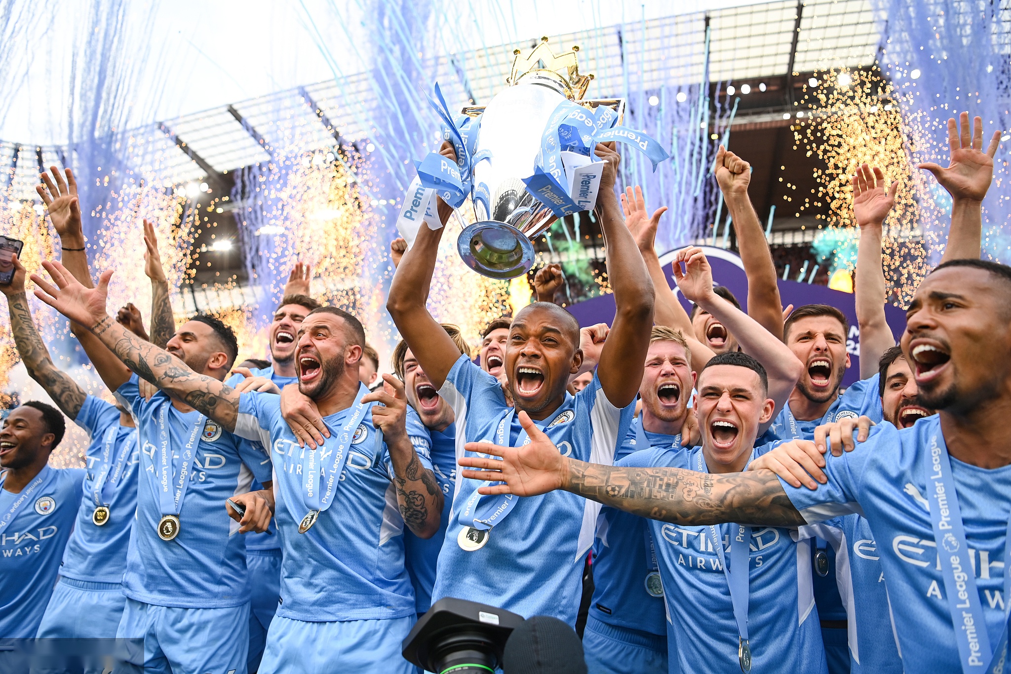 看起来他是 看起来他是